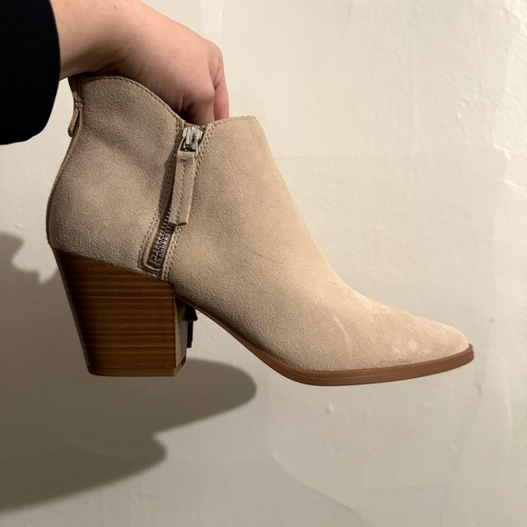 Dolce Vita Ankle Boot, Tan or Buck Color, Size 9, Heeled Leather Bootie - Picture 4 of 11